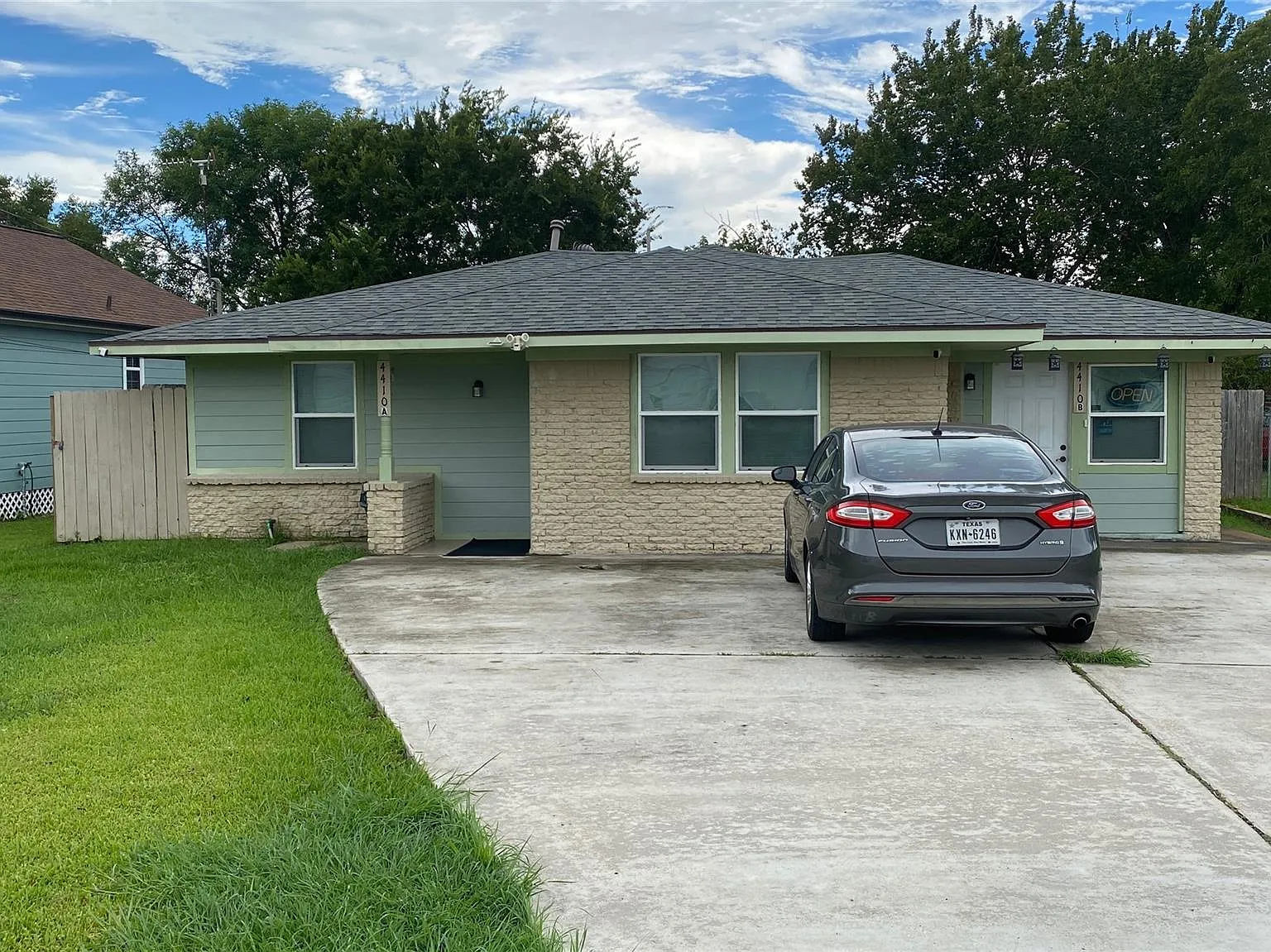2 bed, 1.0 bath, 900 sqft, $1,200 — Photo 1