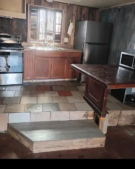 704 Alvarado Dr SE — Photo 3