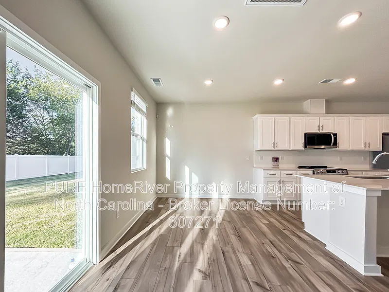 4 bed, 2.5 bath, 2097 sqft, $2,185 — Photo 3