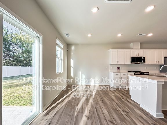 3rd image of 2943 31st St NE