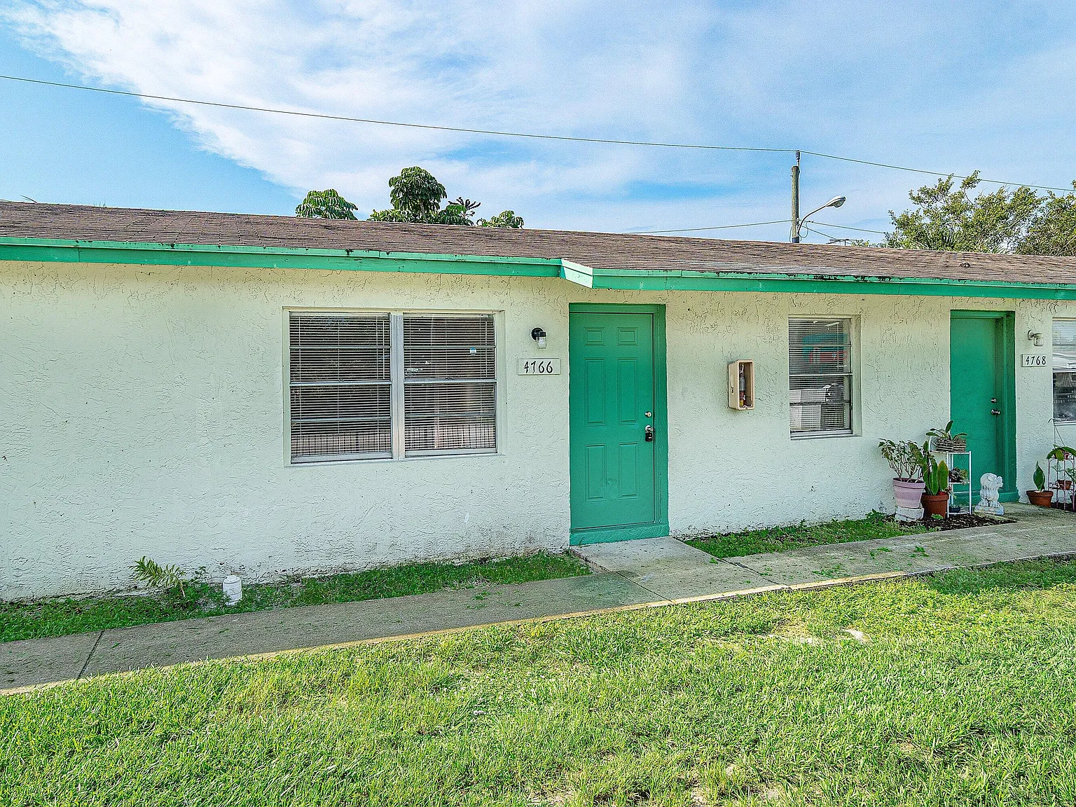 3 bed, 1.0 bath, 1050 sqft, $2,200 — Photo 3