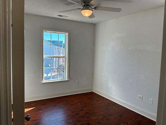 4th image of 102 John Ct