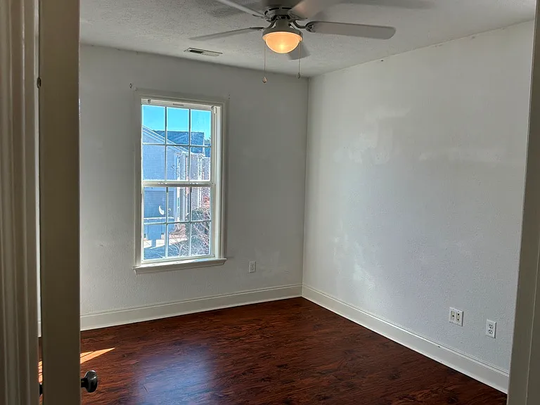 102 John Ct — Photo 4