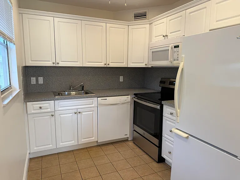 569 Monaco Park #L — Photo 8