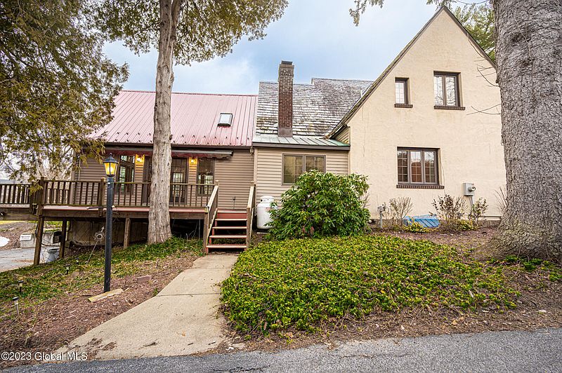 4th image of 691 Hudson Avenue