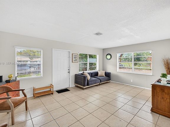 4th image of 1619-1621 NW 8th Ave