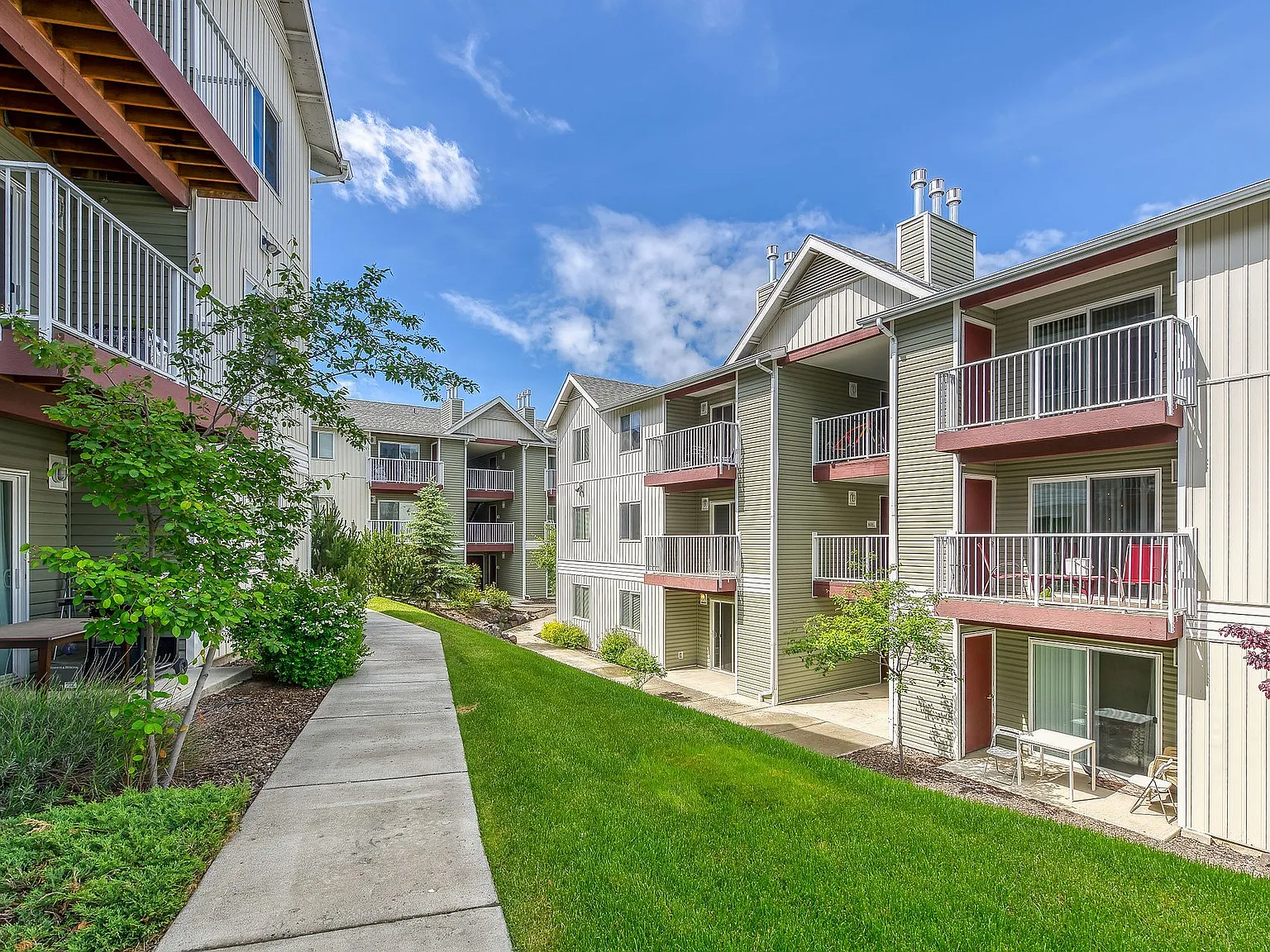 Churchill Downs Apartments — Photo 2