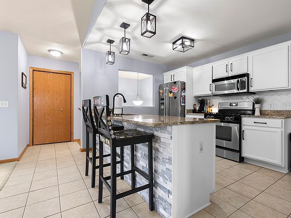 3rd image of 639 Queens Ct