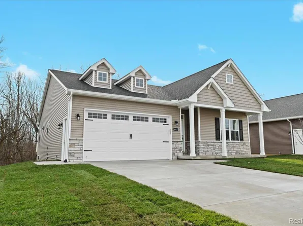 441 Jubilee Dr, Whitmore Lake, MI 48189