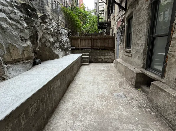 490 E 74th St APT 1B, New York, NY 10021