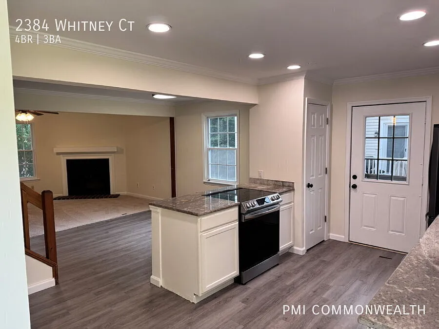 4 Bed / 2.5 Bath Townhouse (Available Now) — Photo 4