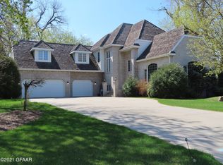 333 Woodland Cir, Grand Forks, ND 58201