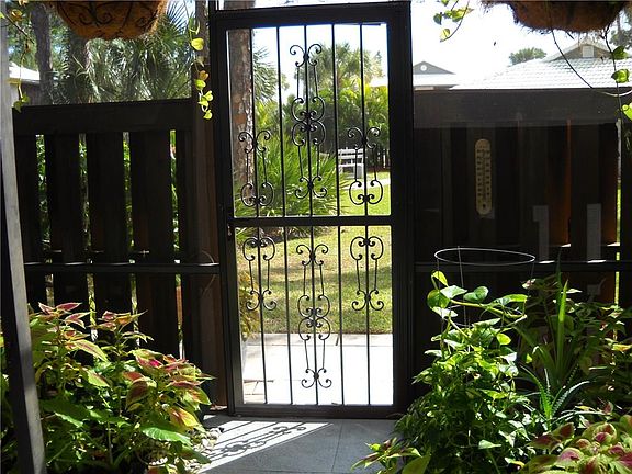 2nd image of 1001 SE Camelot Gardens Blvd