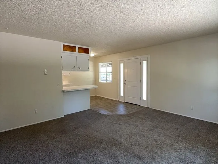 102 Oak Grove Rd — Photo 3