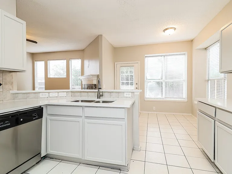 3336 Raleigh Dr — Photo 6