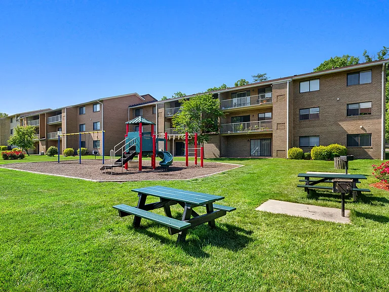Gainsborough Court Apartments — Photo 17