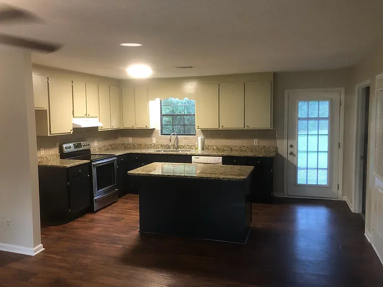 907 Cordelia Dr — Photo 2