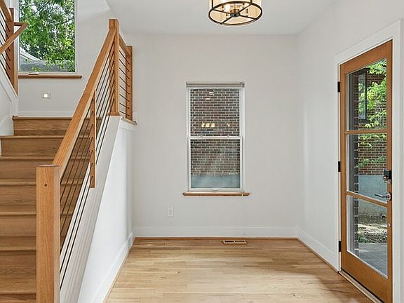 5th image of 913 Fatherland St