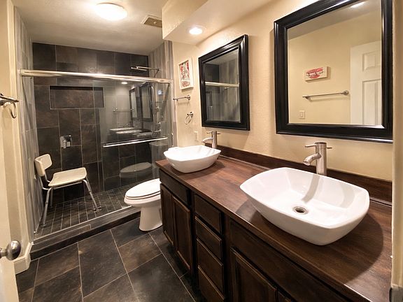 5th image of 1 Daisy Cir