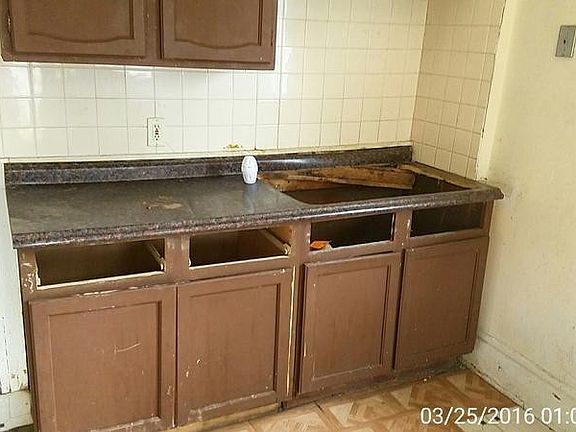 4th image of 161 Myers Ave