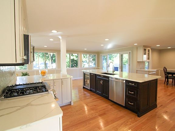 3rd image of 31 Governor Andrew Rd