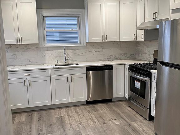 4th image of 7 Yennicock Ave Floor 1
