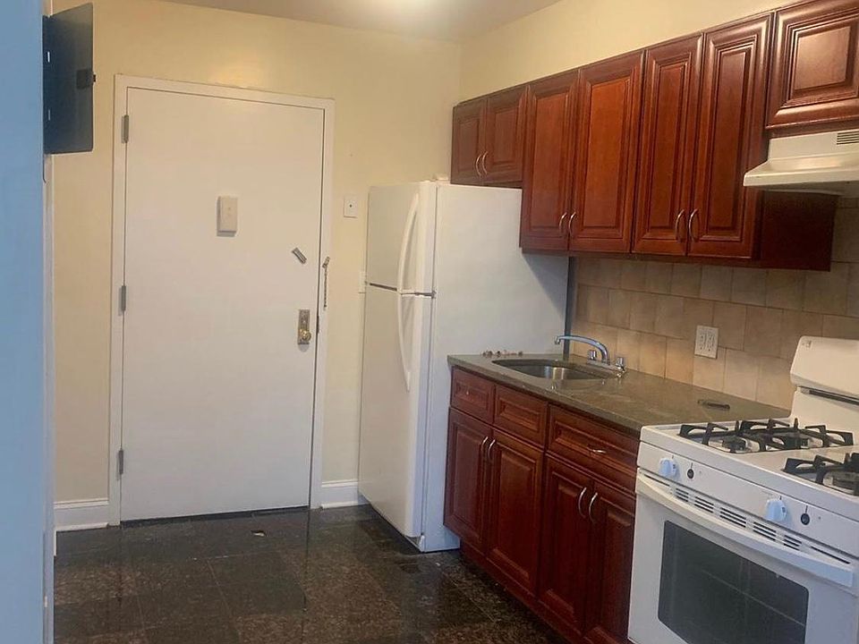 2nd image of 2632 Marion Ave #12