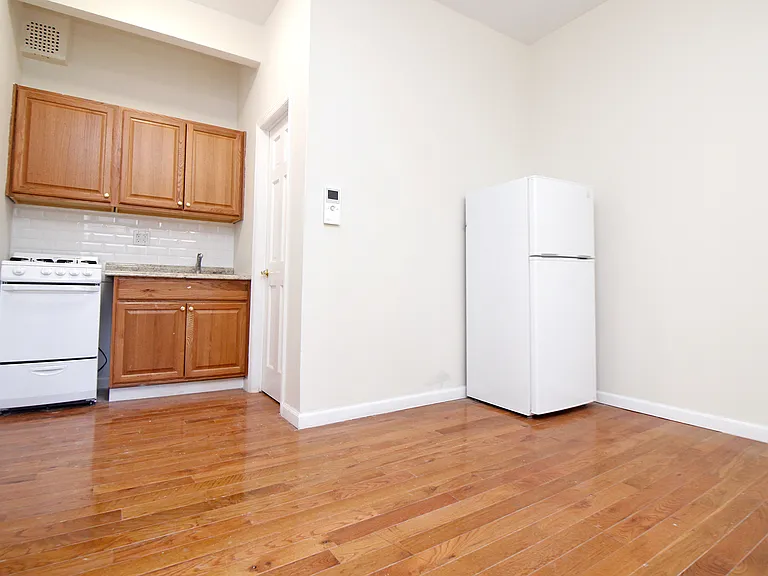 1562 3rd Ave #3 — Photo 4