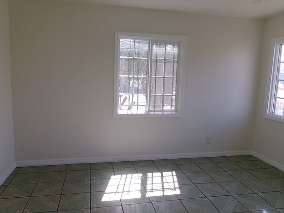 3rd image of 1018 W 61st St #1018