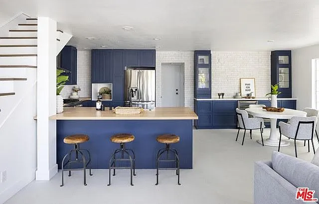 709 W Balboa Blvd — Photo 9