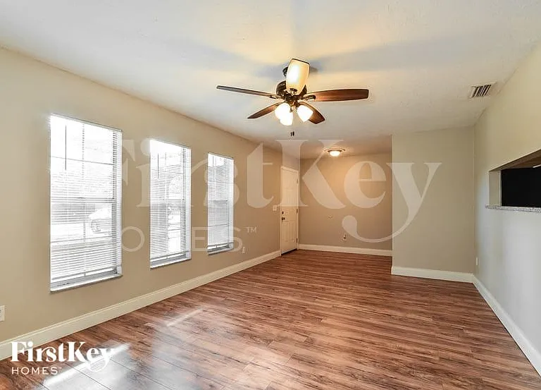 561 Hibiscus Rd — Photo 3