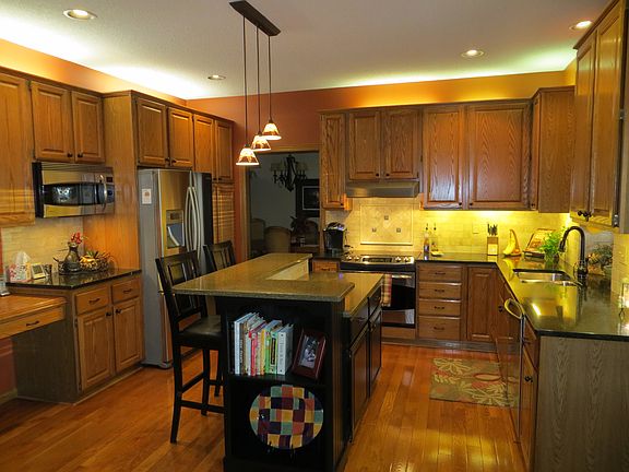 Updated Kitchen w/ quartz 