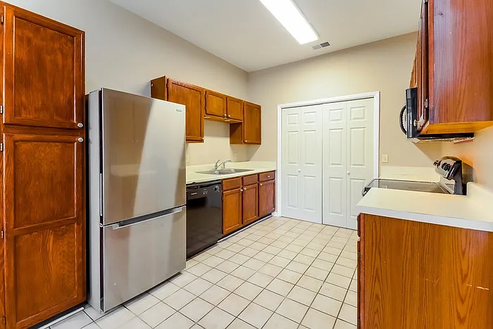 1205 Hillsboro Ln — Photo 6