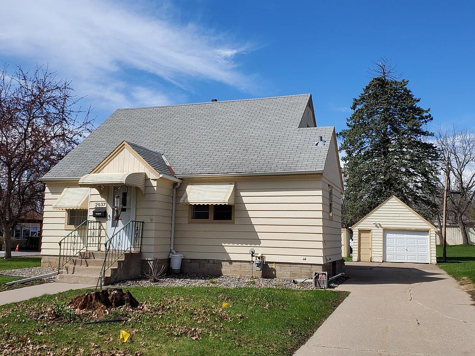 1st image of 2037 5th St E