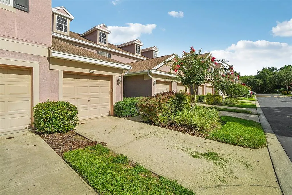 2 bed, 2.5 bath, 1240 sqft, $2,200 — Photo 2