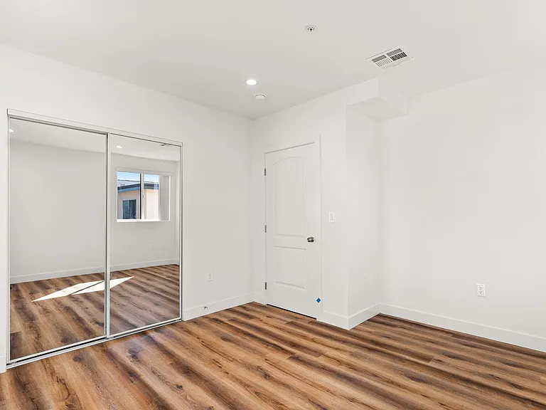 3909 W Mont Clair St — Photo 7