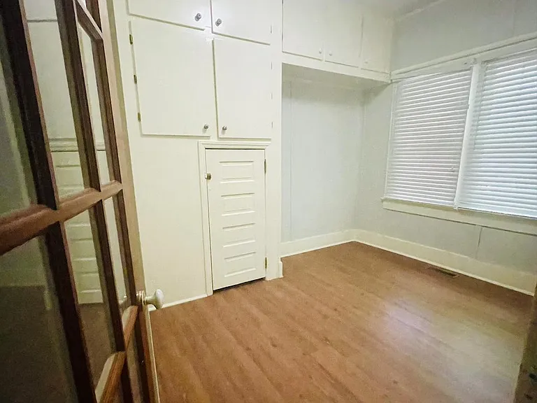 504 N Poplar St — Photo 8