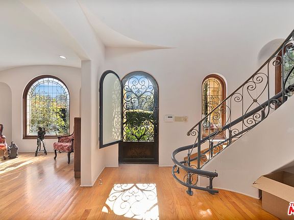 2nd image of 928 Wellesley Ave