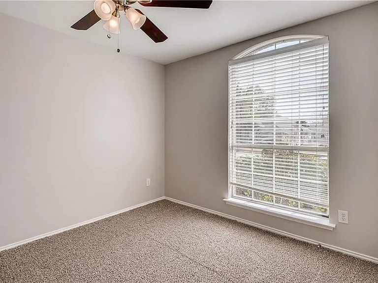 2425 Ravenhurst Dr — Photo 14