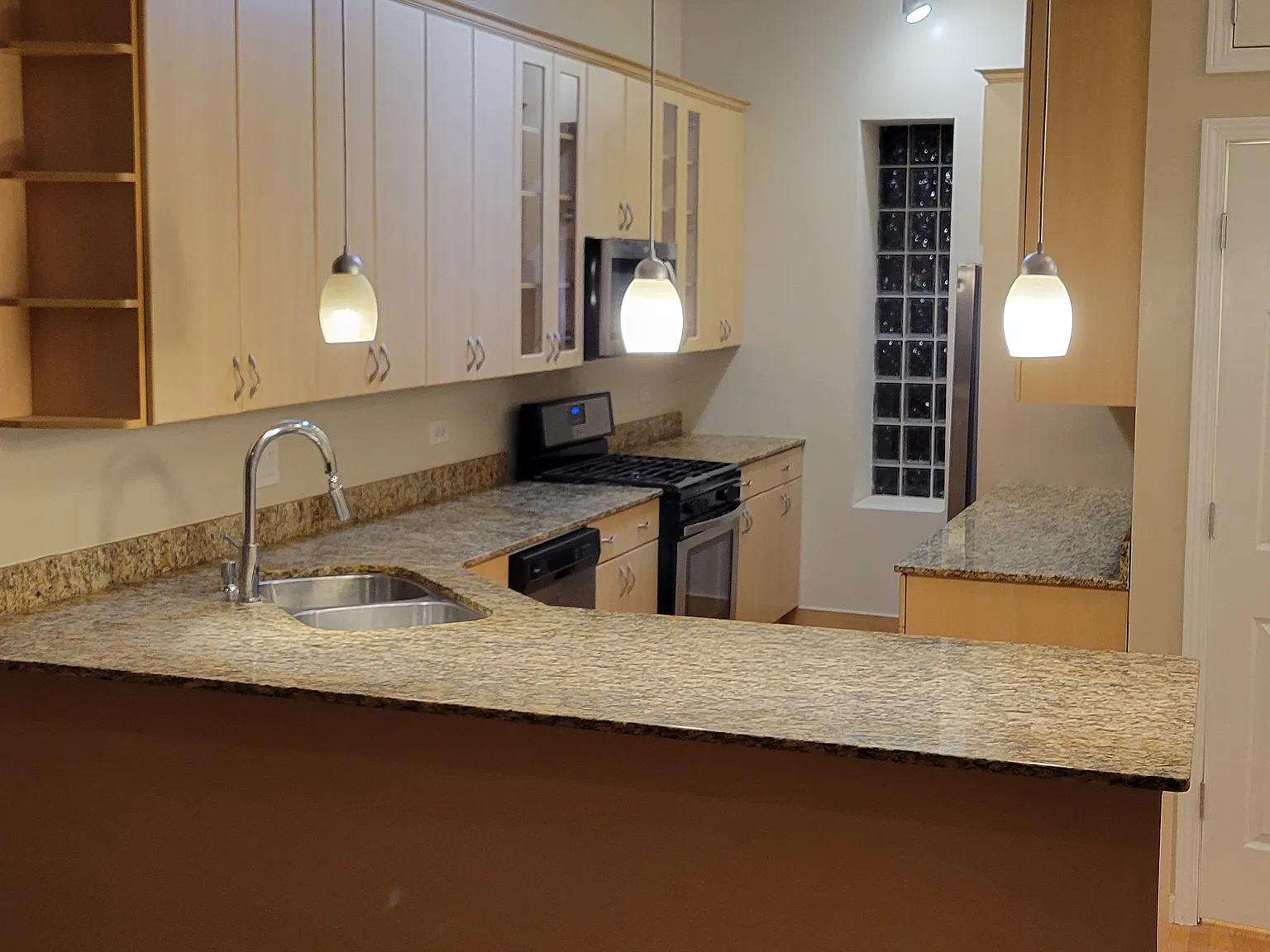 3 bed, 1695 sqft, $2,250 — Photo 4