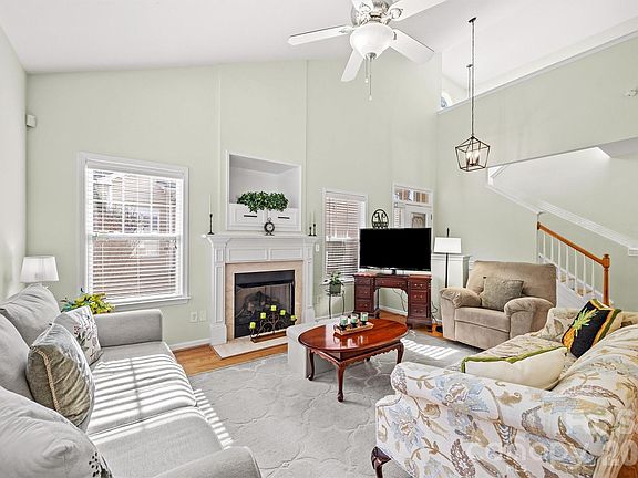 5th image of 332 Rose Garden Ct