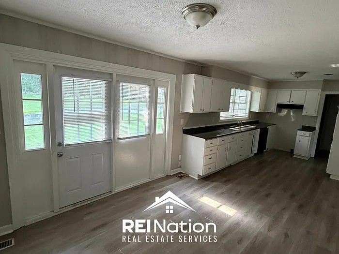 3 bed, 2.0 bath, 1645 sqft, $1,495 — Photo 3