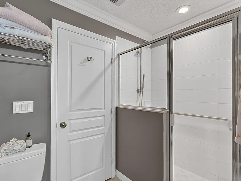10542 SW Westlawn Blvd — Photo 54