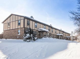 528 Manchester Ln, Hartland, WI 53029