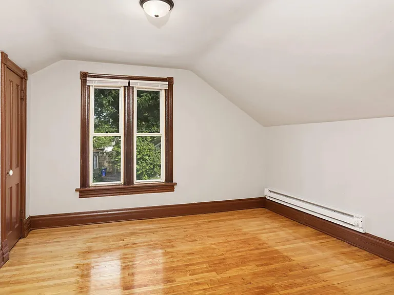 375 Erie St — Photo 9
