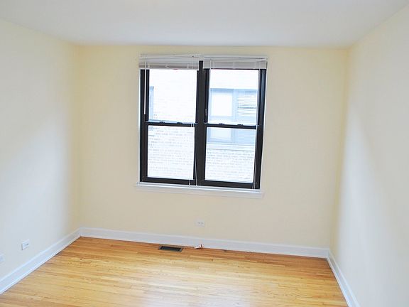 3rd image of 7320 N Winchester Ave APT 1E