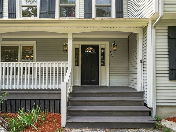 3rd image of 202 Baldwin St