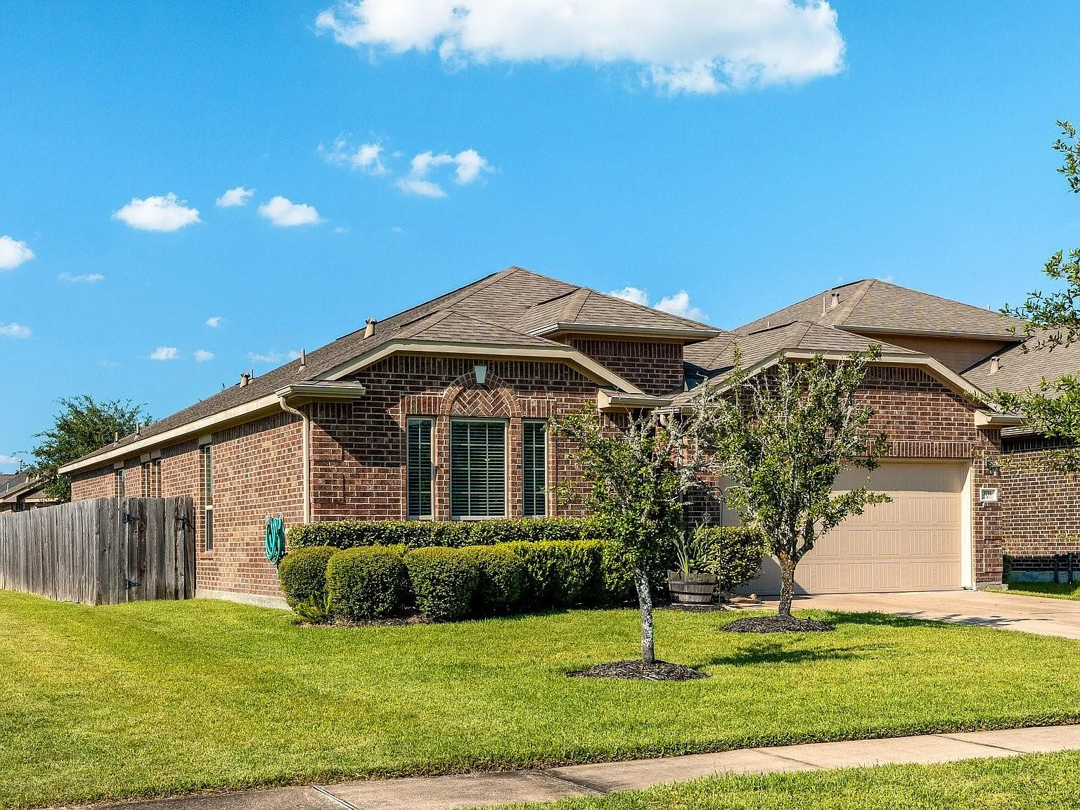 3 bed, 2.0 bath, 2130 sqft, $2,400 — Photo 2