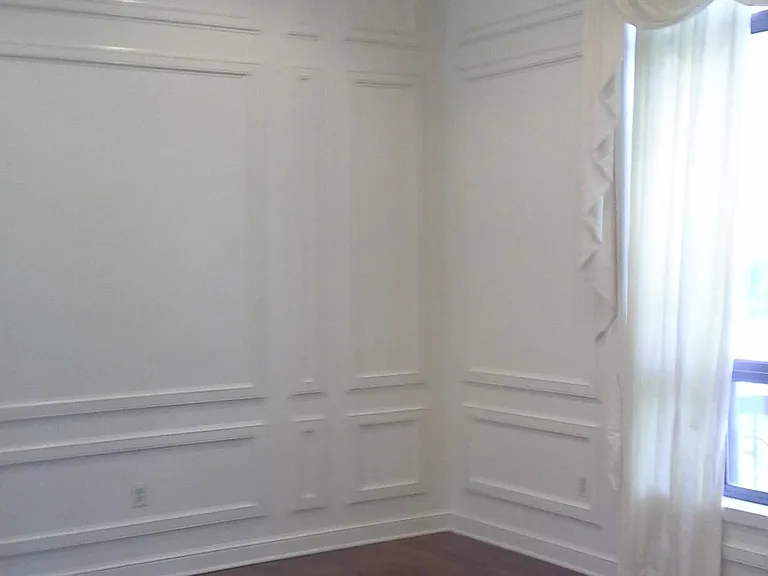 CROWN MOLDING/RECESSED LIGHTS THROUGHOUT