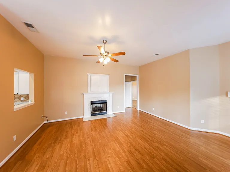 1061 Village Trl — Photo 6